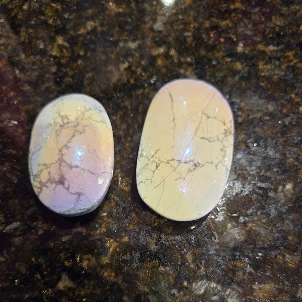 Howlite Angel Aura Palmstones
